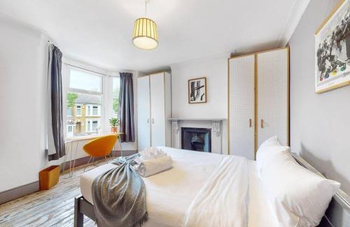 Lea Bridge House | Enchanting 3 bedroom house with garden in Leyton
