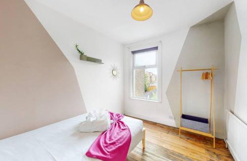 Lea Bridge House | Enchanting 3 bedroom house with garden in Leyton
