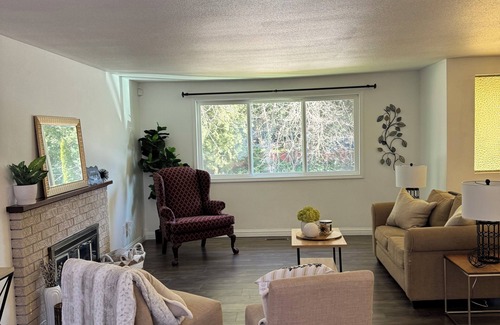 Shoreline House | Enchanting 3-bedroom split level house in Shoreline. Walking distance to transit