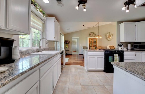 Medford House | Enchanting 3 BR, minutes from Winerys, Snow Sking, exhilarating Rafting Tours.