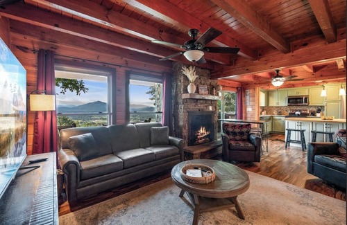 Gatlinburg - Pigeon Forge Cabin | Enchanting 3BD - Loft Cabin - Hot Tub! VIEWS!