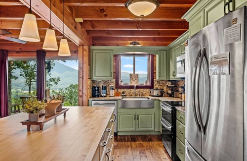 Gatlinburg - Pigeon Forge Cabin | Enchanting 3BD - Loft Cabin - Hot Tub! VIEWS!