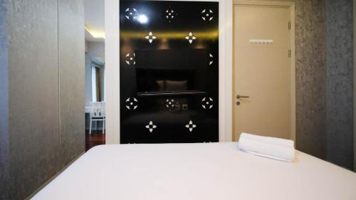 Tanjungsari Apartment | Enchanting and Stunning 2BR La Riz Supermall Mansion Apartment By Travelio