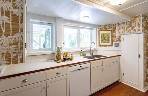 Kailua Apartment | Enchanting Beach Bungalow with Private Garden