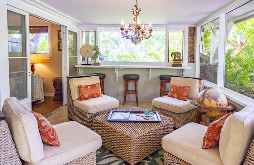 Kailua Apartment | Enchanting Beach Bungalow with Private Garden