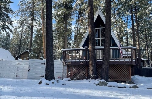 Wrightwood Cabin | Enchanting cabin in Wrightwood near Mountain High Ski resort