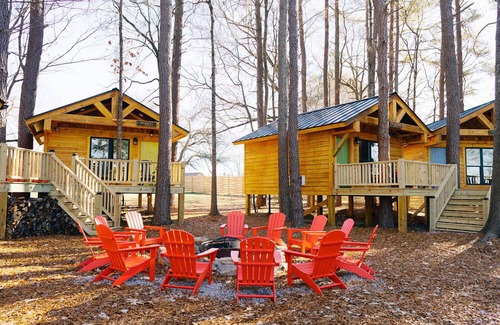 Franklinton Cabin | Enchanting Cabin Treehouse Retreat with Fire Pit - Perfect Getaway!n