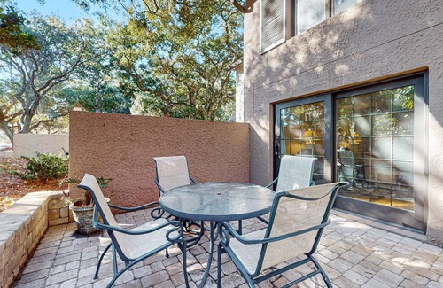 Sea Pines Condo | Enchanting condo just steps to golf & Harbour Town Marina