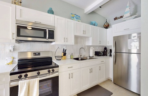 Indian Shores Condo | Enchanting condo with full kitchen, enclosed yard, & washer/dryer