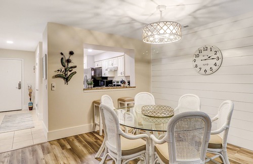 Hilton Head Island Condo | Enchanting condo with pool, full kitchen, & central AC
