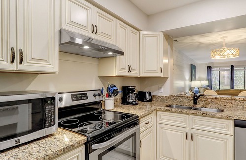 Hilton Head Island Condo | Enchanting condo with pool, full kitchen, & central AC