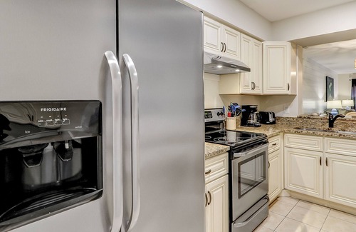 Hilton Head Island Condo | Enchanting condo with pool, full kitchen, & central AC