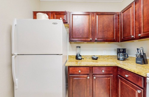 Four Corners Condo | Enchanting dog-friendly getaway with pool, hot tub, balcony, gym, W/D, & AC