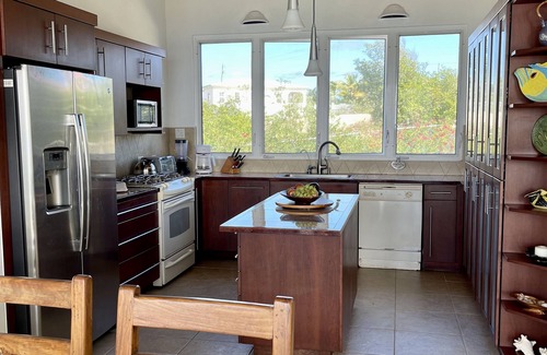 East End Village Villa | Enchanting, Family Friendly 3bdr, adjustable fee for more or less bedrooms