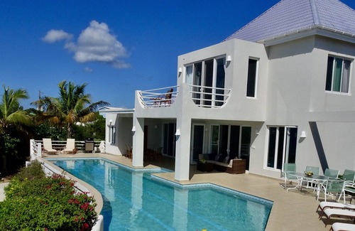 East End Village Villa | Enchanting, Family Friendly 3bdr, adjustable fee for more or less bedrooms
