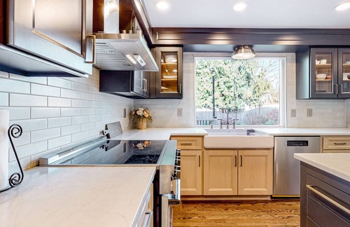 Federal Way House | Enchanting home with enclosed yard, grill, balcony, & washer/dryer