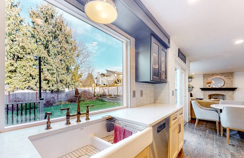 Federal Way House | Enchanting home with enclosed yard, grill, balcony, & washer/dryer