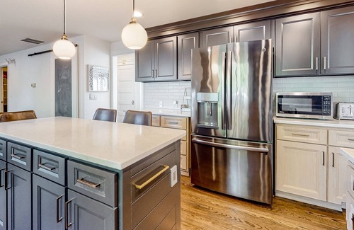 Federal Way House | Enchanting home with enclosed yard, grill, balcony, & washer/dryer