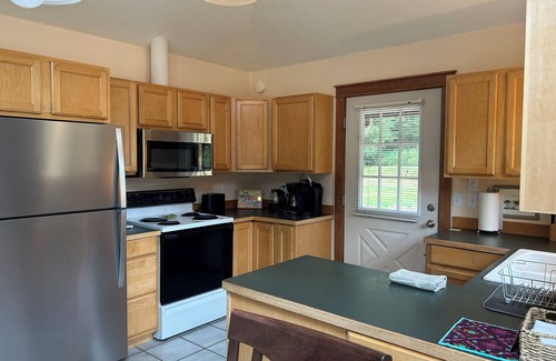 Clinton Cottage | Enchanting meadow retreat 2-bedroom cottage on beautiful Whidbey Island