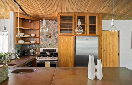 Sedona House | Enchanting midcentury creekside pet-friendly home with firepit, BBQ and more!