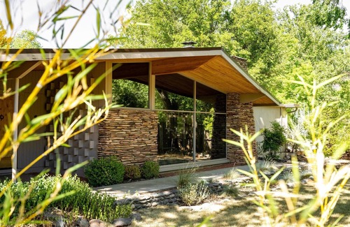 Sedona House | Enchanting midcentury creekside pet-friendly home with firepit, BBQ and more!