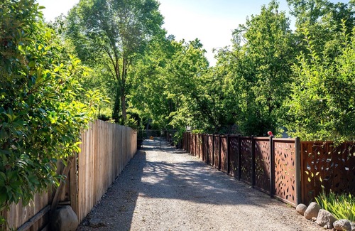 Sedona House | Enchanting midcentury creekside pet-friendly home with firepit, BBQ and more!