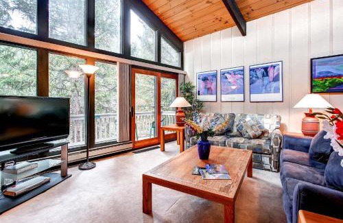 Peak 9 Apartment | Enchanting Mountain Haven - Ski, Explore & Relax with Unrivaled VIEWS - TB303