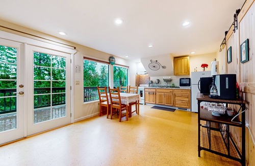 Issaquah Apartment | Enchanting, private nature retreat with generous deck - near trails & parks