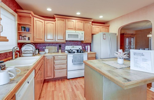 Puyallup House | Enchanting Puyallup Home w/ Spacious Deck!