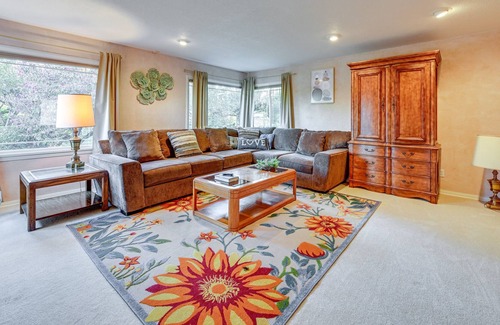 Puyallup House | Enchanting Puyallup Home w/ Spacious Deck!