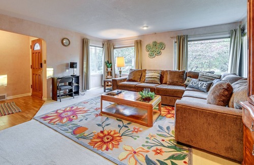 Puyallup House | Enchanting Puyallup Home w/ Spacious Deck!