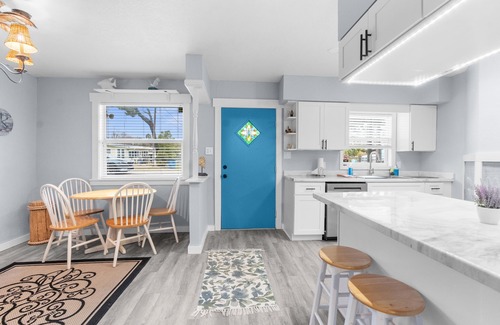 Weeki Wachee Gardens Cottage | ENCHANTING Riverfront Cottage. FREE KAYAKS & MORE!