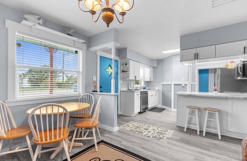 Weeki Wachee Gardens Cottage | ENCHANTING Riverfront Cottage. FREE KAYAKS & MORE!