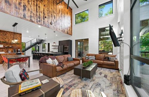 Hochatown House | Enchanting Waterfront Cabin w Private Boardwalk