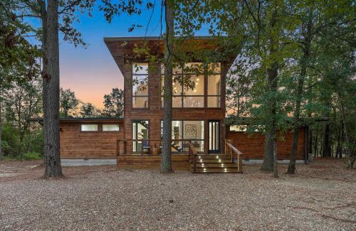 Hochatown House | Enchanting Waterfront Cabin w Private Boardwalk