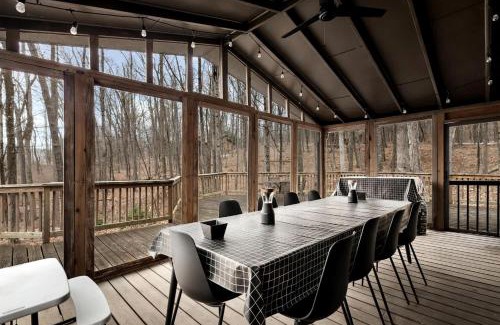 Berkeley Springs House | Enchanting Woodland Cabin Retreat near Cacapon River in West Virginia