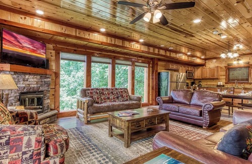 Gatlinburg - Pigeon Forge Cabin | End of Summer Special! LoCaTiOn! Pool! Hot Tub!