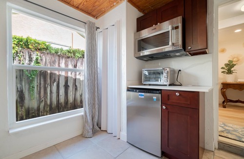 College Park House | END OF YEAR DEALS: Tropical Tranquility Near Beach, Dining & Downtown Delights