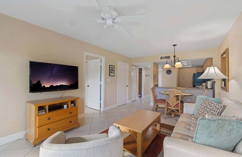 Park Shore Condo | End Unit -First Floor and Close to The Lobby!