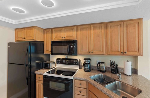 Park Shore Condo | End Unit -First Floor and Close to The Lobby!