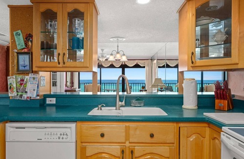 Lower Grand Lagoon Condo | End Unit w/Large Balcony, Gulf View - Couples Retreat, 5th FL, FREE WiFi, Resort w/Pool & Chairs
