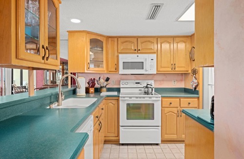 Lower Grand Lagoon Condo | End Unit w/Large Balcony, Gulf View - Couples Retreat, 5th FL, FREE WiFi, Resort w/Pool & Chairs