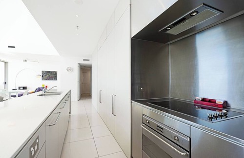 Broadbeach Apartment | Endless Blue Stunning Beachfront Living with Pool