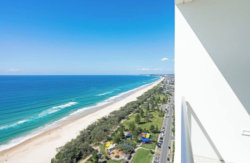 Broadbeach Apartment | Endless Blue Stunning Beachfront Living with Pool