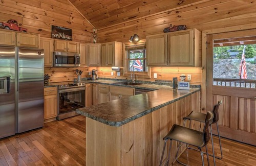 Blue Ridge Cabin | Endless Echo - Pet Friendly | Hot Tub | EV Car Charger | Mountain View | Close to Town