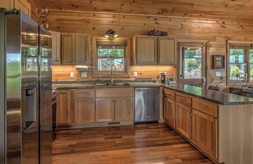 Blue Ridge Cabin | Endless Echo - Pet Friendly | Hot Tub | EV Car Charger | Mountain View | Close to Town