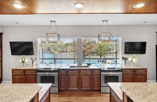 Timber Creek House | 🌅 Endless Summer-Sleeps 36-Movie Theater/Hot Tub/Game Room/New Boathouse 🌅