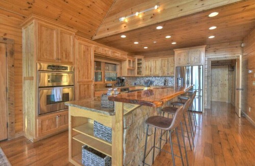Mineral Bluff Cabin | Endless Views~ Hot Tub ~ Movie Theater ~ Firepit