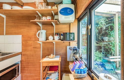 New Forest District Cottage | ENDYMION, pet friendly, with open fire in Linwood