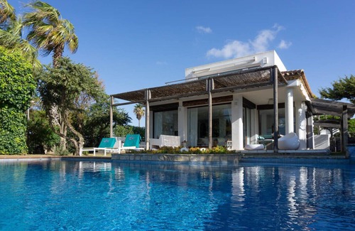 Cabo Roche Villa | Enebros y Mar. Stylish beachfront property